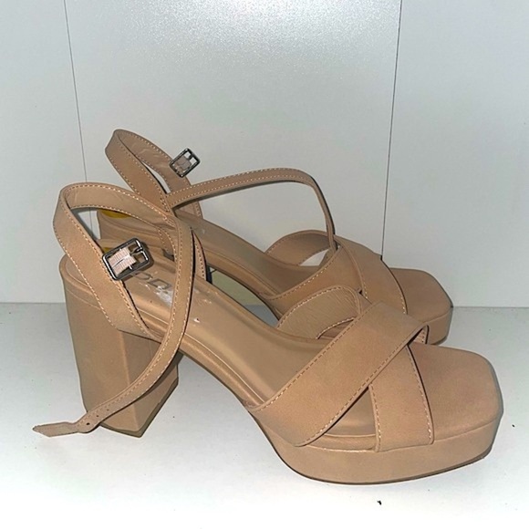 Vintage Shoes - Nude platform heels flesh tone heels beige heels
